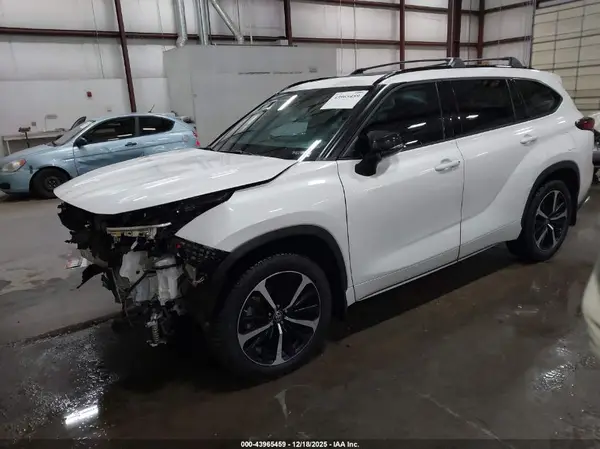 5TDJZRBH3MS120444 2021 TOYOTA HIGHLANDER - Image 2