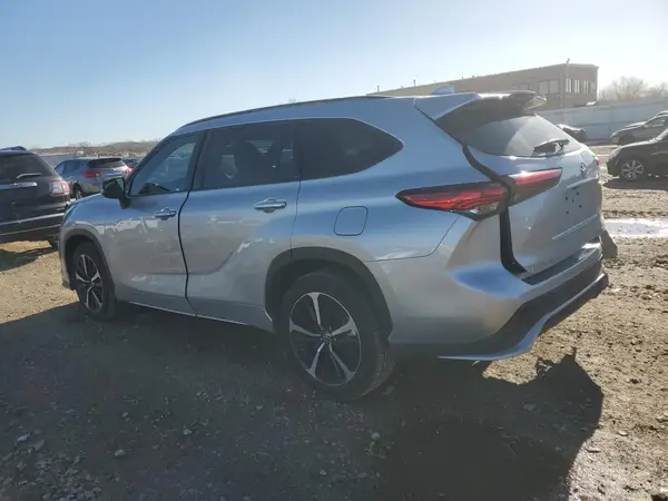 5TDJZRBH3NS188843 2022 TOYOTA HIGHLANDER - Image 2