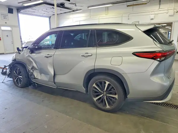 5TDJZRBH5NS219221 2022 TOYOTA HIGHLANDER - Image 2