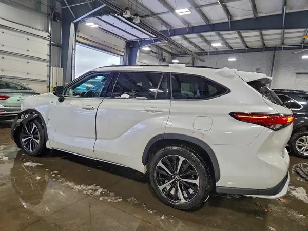 5TDJZRBH6MS074026 2021 TOYOTA HIGHLANDER - Image 2