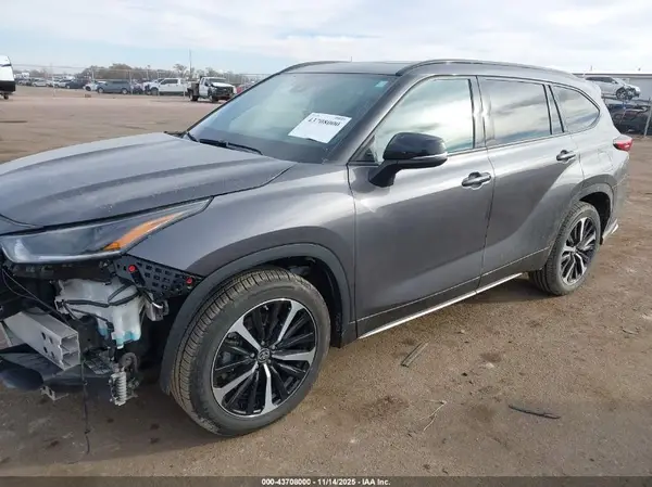 5TDJZRBH6MS095099 2021 TOYOTA HIGHLANDER - Image 2