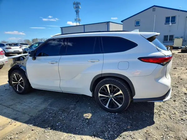 5TDJZRBH6MS119045 2021 TOYOTA HIGHLANDER - Image 2