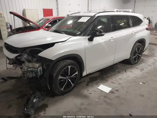 5TDJZRBH6NS163080 2022 TOYOTA HIGHLANDER - Image 2