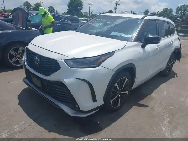 5TDJZRBH6NS164777 2022 TOYOTA HIGHLANDER - Image 2