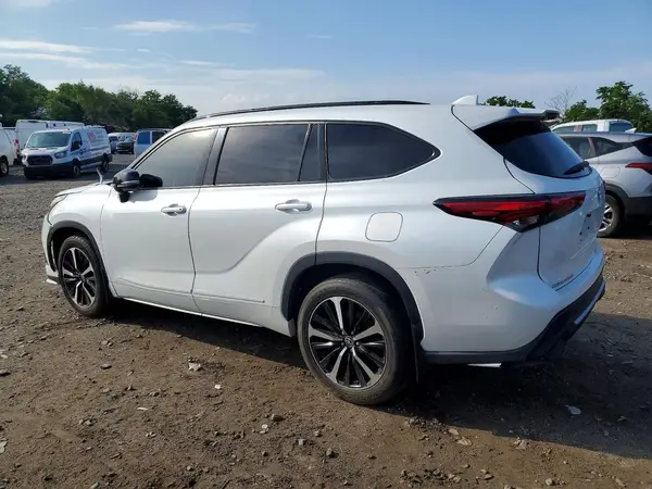 5TDJZRBH6NS200855 2022 TOYOTA HIGHLANDER - Image 2