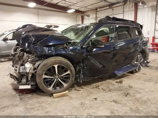 5TDJZRBH7MS097945 2021 TOYOTA HIGHLANDER - Image 2