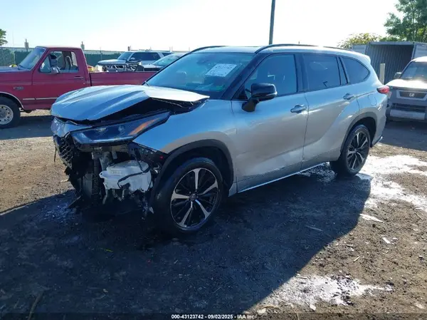 5TDJZRBH7NS214053 2022 TOYOTA HIGHLANDER - Image 2