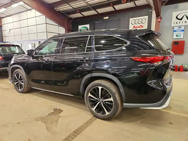 5TDJZRBH8MS064551 2021 TOYOTA HIGHLANDER - Image 2