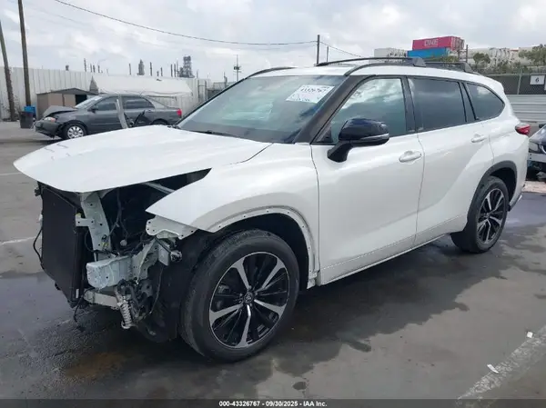 5TDJZRBH9MS068379 2021 TOYOTA HIGHLANDER - Image 2