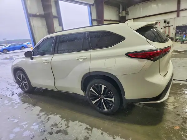 5TDJZRBH9MS126698 2021 TOYOTA HIGHLANDER - Image 2