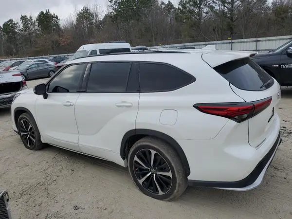 5TDJZRBHXMS130730 2021 TOYOTA HIGHLANDER - Image 2
