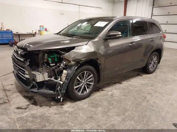 5TDJZRFH0HS377397 2017 TOYOTA HIGHLANDER - Image 2