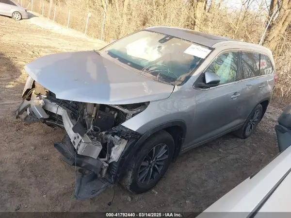 5TDJZRFH0HS382194 2017 TOYOTA HIGHLANDER - Image 2