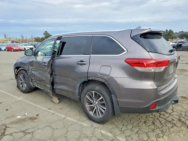 5TDJZRFH0HS399593 2017 TOYOTA HIGHLANDER - Image 2