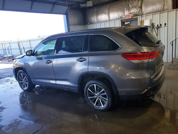 5TDJZRFH0HS403481 2017 TOYOTA HIGHLANDER - Image 2