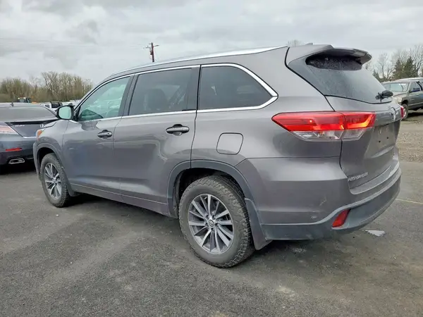 5TDJZRFH0HS422984 2017 TOYOTA HIGHLANDER - Image 2