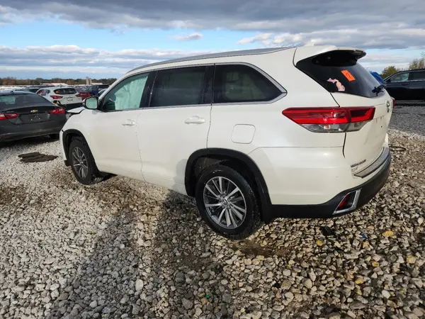 5TDJZRFH0HS429286 2017 TOYOTA HIGHLANDER - Image 2