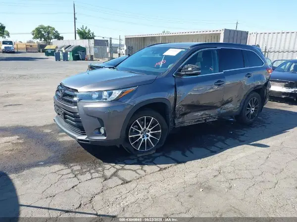 5TDJZRFH0HS436979 2017 TOYOTA HIGHLANDER - Image 2