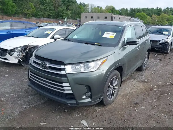 5TDJZRFH0HS439767 2017 TOYOTA HIGHLANDER - Image 2