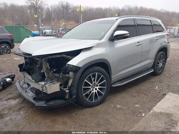 5TDJZRFH0HS456715 2017 TOYOTA HIGHLANDER - Image 2