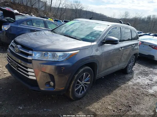 5TDJZRFH0HS462482 2017 TOYOTA HIGHLANDER - Image 2