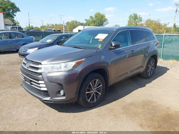 5TDJZRFH0HS467584 2017 TOYOTA HIGHLANDER - Image 2