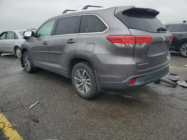 5TDJZRFH0HS473742 2017 TOYOTA HIGHLANDER - Image 2