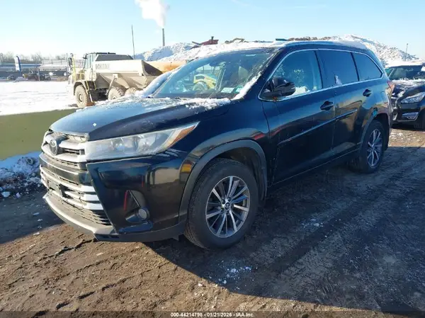 5TDJZRFH0HS476169 2017 TOYOTA HIGHLANDER - Image 2