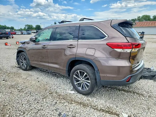 5TDJZRFH0HS480609 2017 TOYOTA HIGHLANDER - Image 2