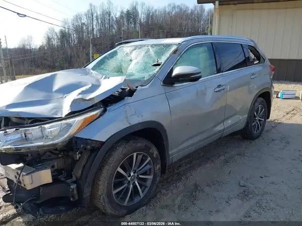 5TDJZRFH0HS483946 2017 TOYOTA HIGHLANDER - Image 2