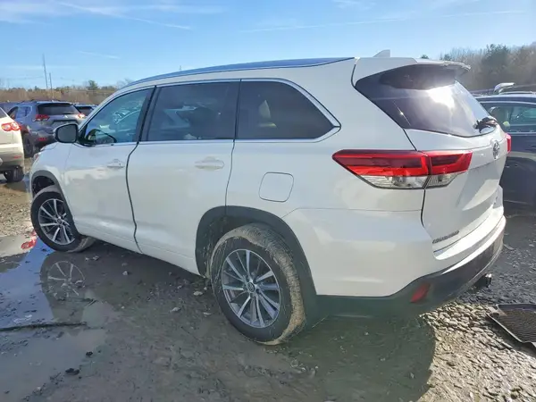 5TDJZRFH0HS483977 2017 TOYOTA HIGHLANDER - Image 2