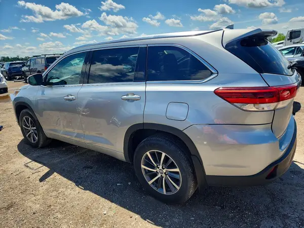 5TDJZRFH0HS508974 2017 TOYOTA HIGHLANDER - Image 2
