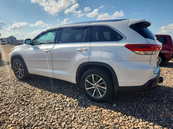 5TDJZRFH0HS510689 2017 TOYOTA HIGHLANDER - Image 2