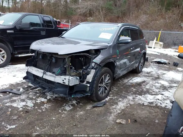 5TDJZRFH0HS520669 2017 TOYOTA HIGHLANDER - Image 2