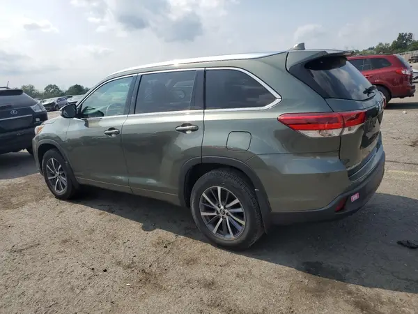 5TDJZRFH0JS490448 2018 TOYOTA HIGHLANDER - Image 2