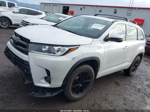 5TDJZRFH0JS493866 2018 TOYOTA HIGHLANDER - Image 2