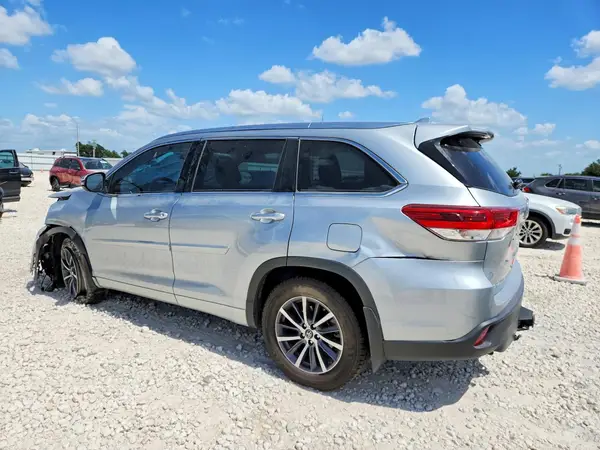 5TDJZRFH0JS526798 2018 TOYOTA HIGHLANDER - Image 2