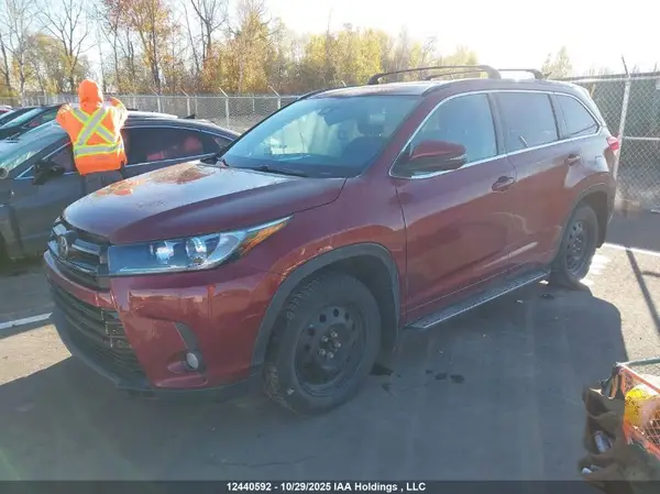 5TDJZRFH0JS527143 2018 TOYOTA HIGHLANDER - Image 2