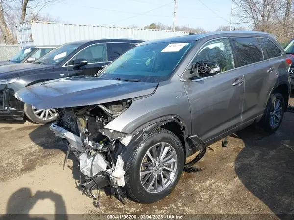 5TDJZRFH0JS528664 2018 TOYOTA HIGHLANDER - Image 2