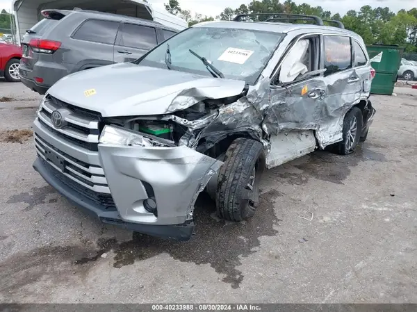 5TDJZRFH0JS529197 2018 TOYOTA HIGHLANDER - Image 2