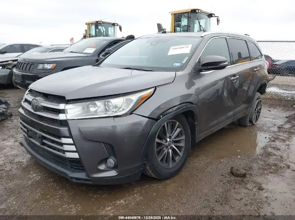 5TDJZRFH0JS529393 2018 TOYOTA HIGHLANDER - Image 2