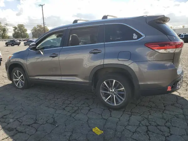 5TDJZRFH0JS531662 2018 TOYOTA HIGHLANDER - Image 2