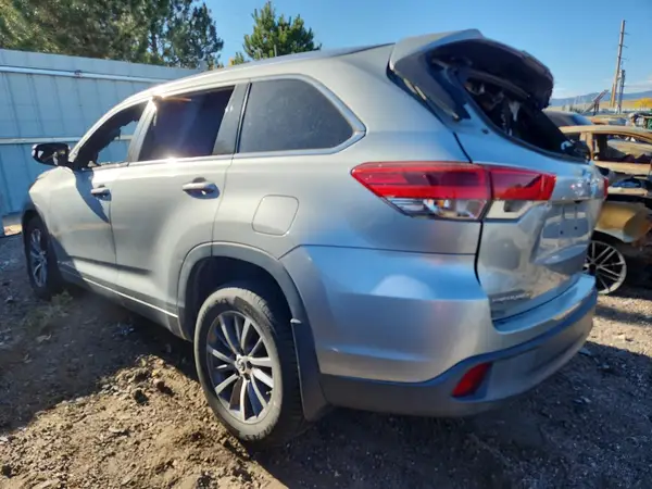 5TDJZRFH0JS533167 2018 TOYOTA HIGHLANDER - Image 2