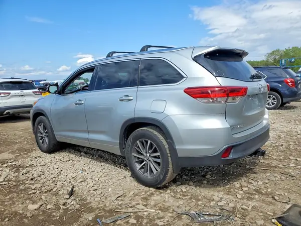 5TDJZRFH0JS533251 2018 TOYOTA HIGHLANDER - Image 2