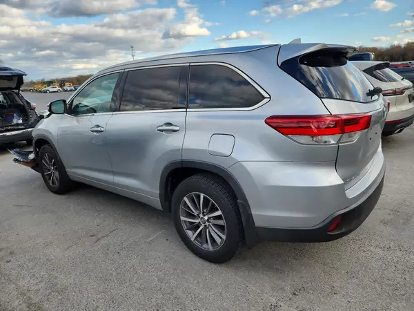 5TDJZRFH0JS534190 2018 TOYOTA HIGHLANDER - Image 2
