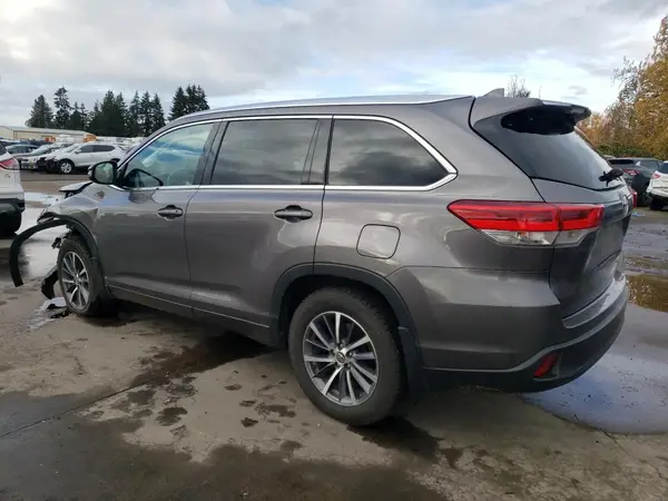 5TDJZRFH0JS535257 2018 TOYOTA HIGHLANDER - Image 2