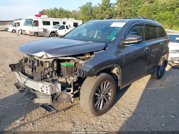 5TDJZRFH0JS538076 2018 TOYOTA HIGHLANDER - Image 2