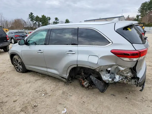 5TDJZRFH0JS539888 2018 TOYOTA HIGHLANDER - Image 2
