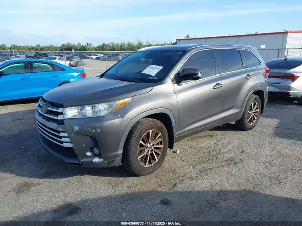5TDJZRFH0JS540393 2018 TOYOTA HIGHLANDER - Image 2