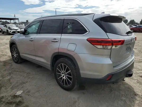 5TDJZRFH0JS541219 2018 TOYOTA HIGHLANDER - Image 2